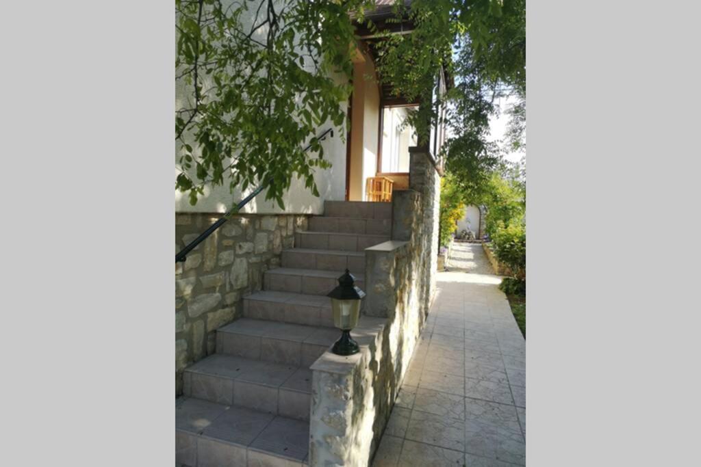 La Roseliere Maison Plain Pied Confortable Belle Decoration Jardin Magnifique 10 Mn A Pied Centre Ville Bayeux Proche Plages Du Debarquement Exterior photo