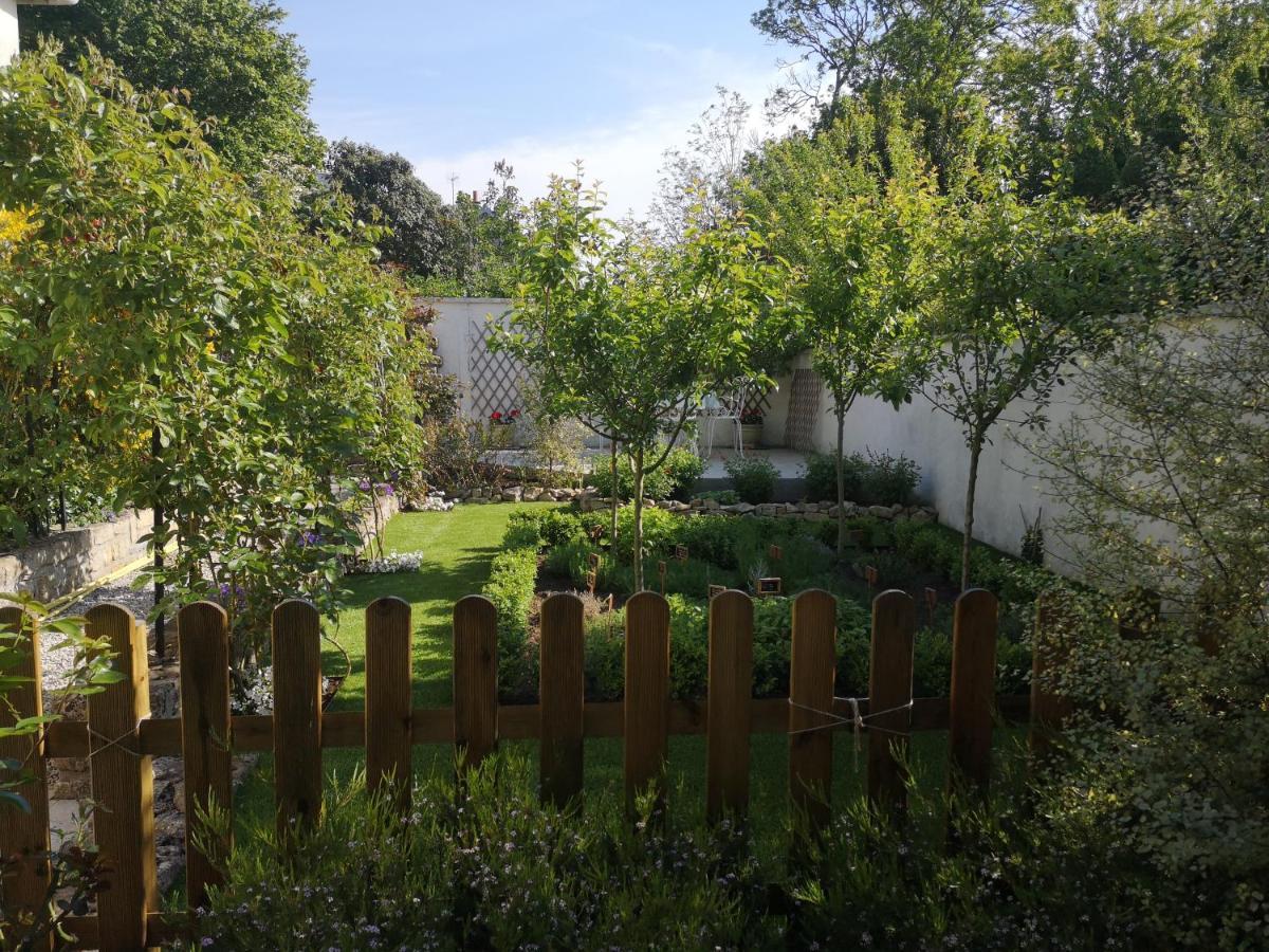 La Roseliere Maison Plain Pied Confortable Belle Decoration Jardin Magnifique 10 Mn A Pied Centre Ville Bayeux Proche Plages Du Debarquement Exterior photo